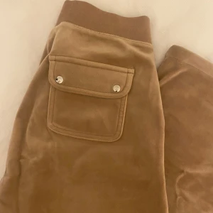 Beiga mjukisbyxor från Juicy Couture - Säljer mina beiga juicy byxor, i skick som nya dock uppsydda hos skräddare för att passa nån som är runt 1,60 lång  