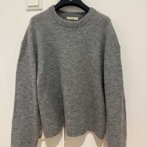Grå stickad tröja  -  En helt ny grå stickad tröja, som sagt har jag aldrig använt den därför att tröjan inte riktigt var min stil. Men hann ej lämna tillbaka. Hör gärna av dig vid frågor eller eventuellt fler bilder!!!🎀🎀