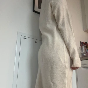 Lager 157 Stickad klänning  - Mysig stickad klänning från Lager 157! Längden slutar strax ovanför mina anklar (jag är 168cm lång). 