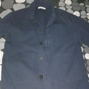 Beige och blå overshirt/cardigan - Säljer två snygga overshirts med svarta knappar. Perfekta för vår och sommar! Dem har knappstängning och är i bra skick. Passar både till vardags och lite mer uppklädda tillfällen. 10/10 skick. Den blåa är ifrån zara och den beigea är ifrån jack & jones. Båda tillsammans kostar 190kr