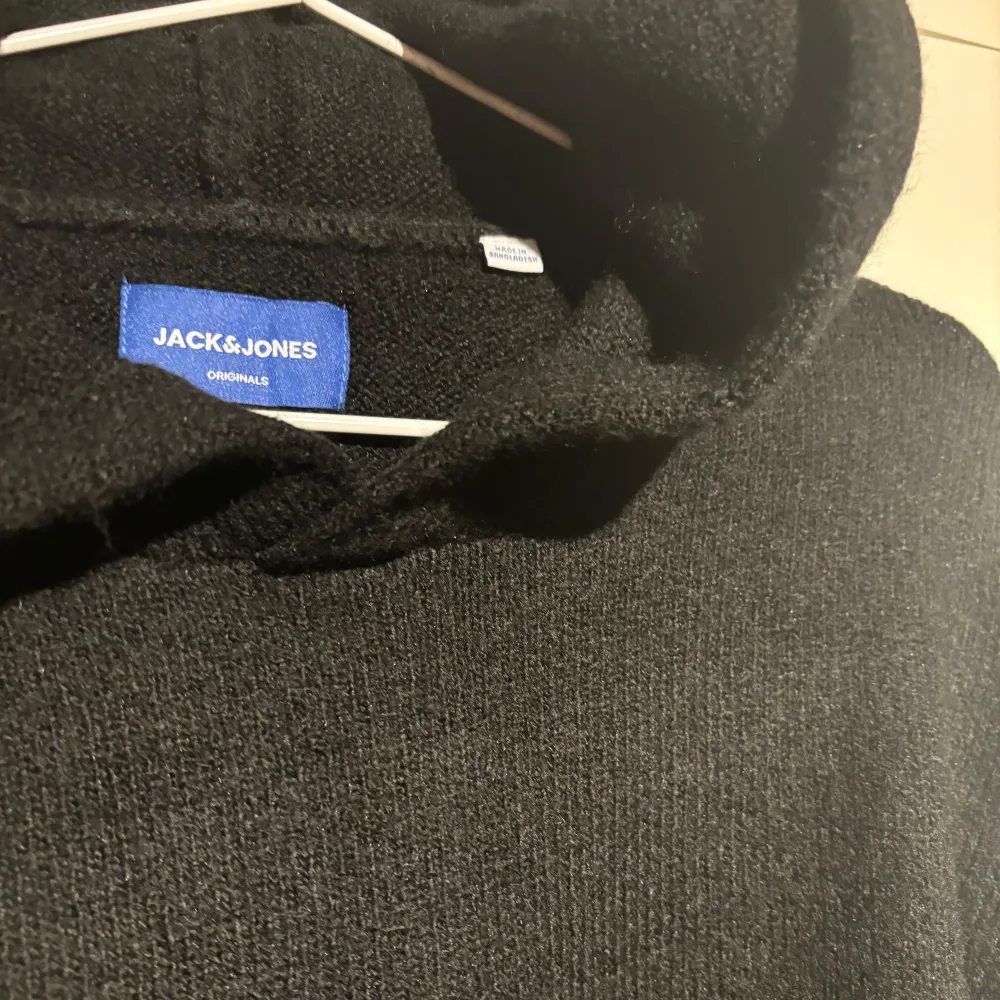 Säljer denna stickade hoodie från Jack and Jones. Skick 10/10 endast testad aldrig använd. Storleken är S men den är större i storleken skulle rekommendera längden 180-190cm. . Tröjor & Koftor.