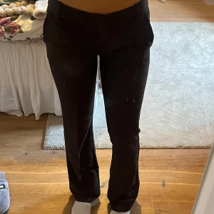 Bruna kostymbyxor - Säljer mina bruna kostymbyxor! Låg midja och passar mig perfekt som är 165 cm❤️ nyskick och inga defekter 😝köptes för 500kr