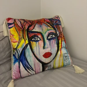 Carolina Gynning kuddfodral - Ett kuddfodral från Carolina Gynning. Topp skick förutom en toffs på sidan (bild 3), men enkelt att fixa. Pga frakt säljer jag bara själva fodralet. Tror inte modellen säljs längre, nypris 599. Priset kan diskuteras!