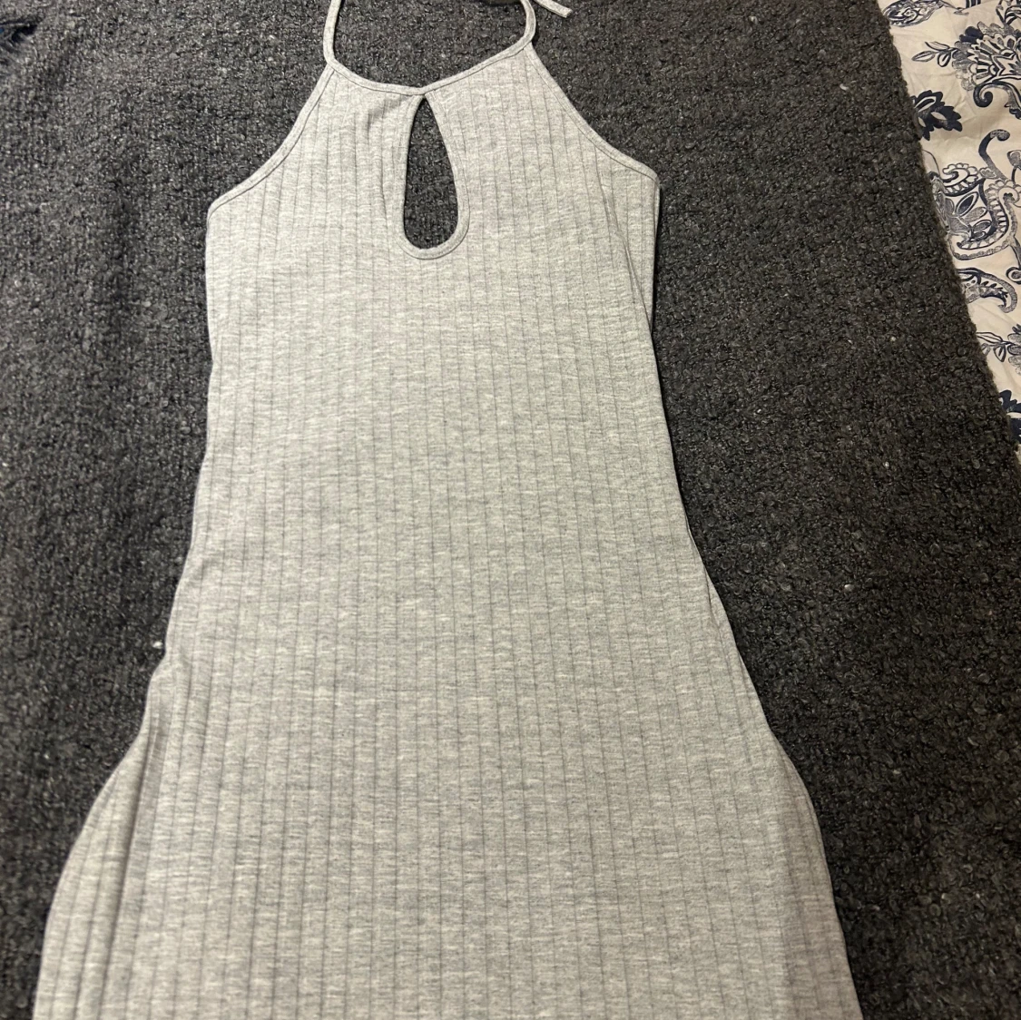 Grå klänning
