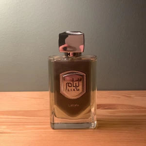 Liam grey från Lattafa - Säljer nu min reservflaska av Liam grey av lattafa för att skrapa ihop lite extra! Detta är en underbar doft som verkligen är perfekt nu till kommande tider. Den är inspirerad av Gris Chanel av BDK. Själv älskar jag den, så mycket så jag har en extra flaska för att aldrig ha slut på den. 100% av parfymen är kvar så den är så gott som ny! Bara skriva vid frågor!