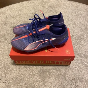 Puma Ultra 5 ultimate SG - Tja! Säljer nu mina Puma Ultra 5 Ultimate SG, endast testade en gång, därav pytte lite smutsiga men inga större tecken på användning! Pris ej hugget i sten vid snabb affär! Tveka inte på att skriva om du har några frågor eller funderingar 😊