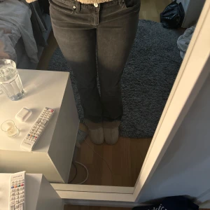 Abrand jeans  - Säljer nu mina snygga Abrand jeans som heter A’99 Low boot. Köpte för 999kr och endast använda 1 gång så de är i superfint skick. Storlek 28, passar mig Peters som är 173cm. Kontakta mig vid frågor❤️