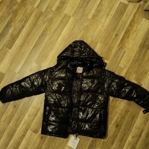 Moncler Jacka  - svart pufferjacka från Moncler. Lite använd 
