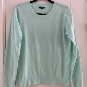 Turkos stickad tröja i strl L från Nautica - Turkos stickad tröja i strl L från Nautica.  Sparsamt använd och i fint begagnat skick.  Mått Över bröstet: ca 56 cm Längd från axeln och ner: ca 63 cm  60% bomull och 40% modal  Kommer från ett djur och rökfritt hem.