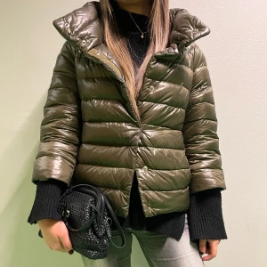 Olivgrön herno jacka - Snygg grön herno jacka, mycket bra skick, köpt förra vintern. Vill se vad jag kan få för den. Kan sänka priset vid snabb affär!