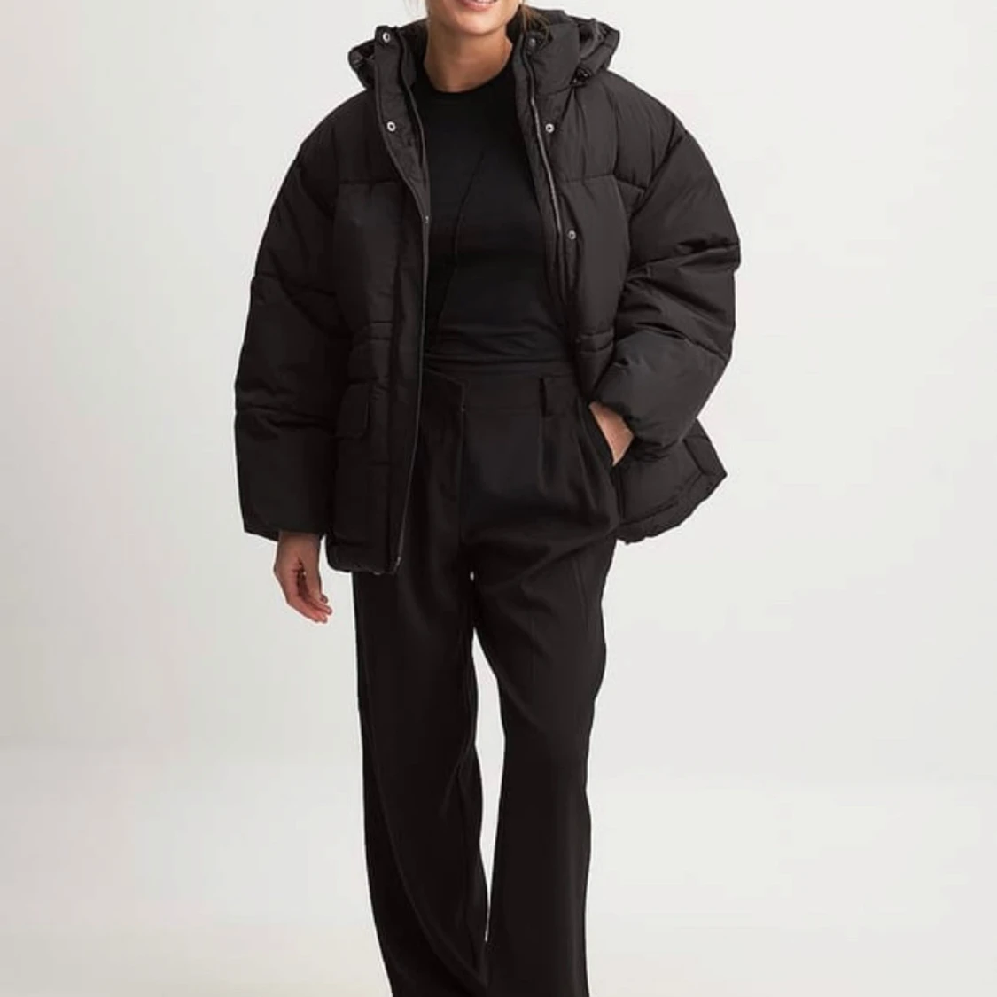 Svart pufferjacka med luva  - 90