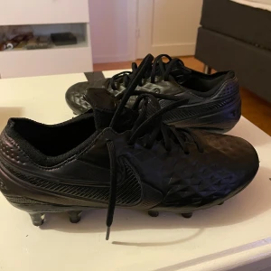 Nike tiempo AG fotbollsskor - Nike tiempo konstgrässkor, aldrig använda.