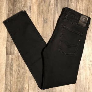 Replay Anbass - Replay Anbass Hyperflex - Pris: 599kr - Storlek: W32/L32 / Midja:40cm Längd:104cm - Bra skicka utan defekter 8/10 - Hör av er för mer information!