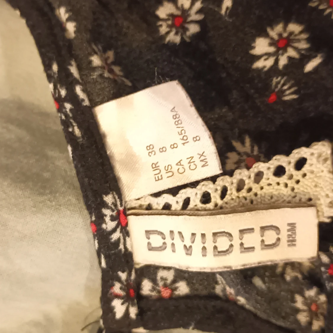 Svart blommig klänning från Divided - 92