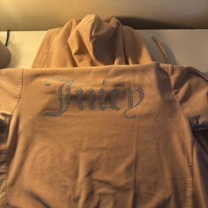 Rosa juicy couture dress - Strl S i både tröja och byxor. De är i användt skick och det är tyvärr lite sånnahär märken på byxorna. Men inte urtvättade eller noppriga alls. Säljes för 700 eller paketpris 1000kr för både denna dress och den svarta juicy dressen.