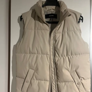 Beige väst  - Väst från Vero Moda med dragkedja och fickor framtill. Storlek xs men lite oversize. I fint skick  