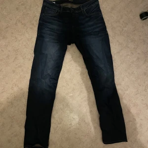 Jack & Jones Slim Jeans - Säljer ett par mörkblå slim jeans från Jack & Jones! Jeansen är i ny skick, då de har använts fåtal gånger🔥Jeansen passar mig och jag är 189cm lång. Hör av dig vid funderingar/ Karl!