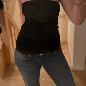 Svart festtopp - Snygg svart topp med smala axelband. 🥰