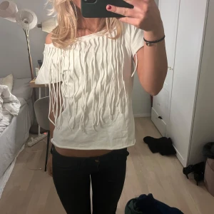 Vit offshoulder topp med fransar - Superfin topp. Köp via köp nu ❤️
