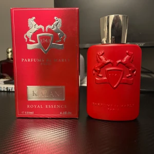Parfums de Marly Kalan Eau de Parfum - Säljer en helt ny parfums de marly 125 ml, Inget kvitto men Boxen kommer med, fick den som födelsedagspresent. Ordinarie pris är på cirka 3000kr det ända felet är korken den är lite lös eftersom jag tappade korken och en liten del av den försvann.
