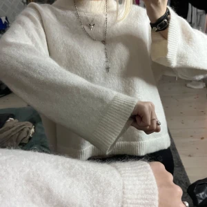Vit mohairtröja från H&M - Vit tröja från H&M i en mjuk mohair- och ullblandning. 🤍🤍bra skick!