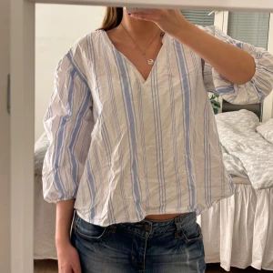 Zara Blus - Superfin randig blus från Zara, materialet är krispigt och passar perfekt till somamren!☀️Använd fåtal gånger och har inga defekter.💙