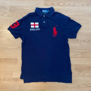 Ralph Lauren England Polo / Pike  - !skicka bud för snabb affär! Snygg Ralph Lauren England piké, storlek M och i mycket fint skick. Skriv om ni undrar någonting 📲💯🎄