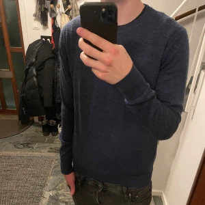 Stickad tröja - Tja! Säljer denna skitsnygga tröjan från Brunn & Stengade. Den är storlek M men passar även S, jag på bilden är 183 och väger 70 kg. Har du några funderingar är det bara höra av dig!