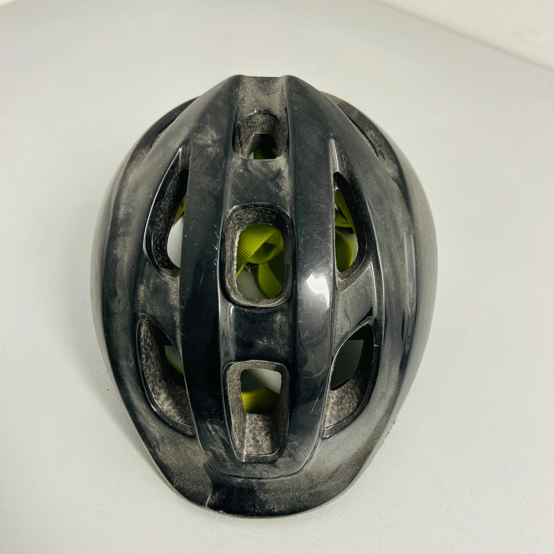 Svart och vit cykelhjälm