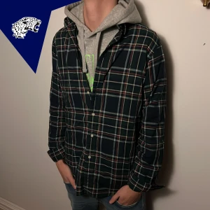 RALPH LAUREN FLANELL SKJORTA  - Fet flanell skjorta från Ralph Lauren | Skick: 9/10 | Strl: M | Modellen är 182cm lång | Hör av dig om du undrar någonting!