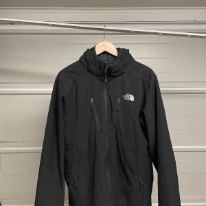 Svart jacka från The North Face - Säljer en svart jacka från The North Face i mycket bra skick. Den har en dragkedja framtill och flera praktiska fickor. Perfekt för höst och vår med sin stilrena design och funktionella detaljer. Passar både till vardags och utomhusaktiviteter. Säljes i befintligt skick. Storlek: L