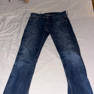 Blå jeans från Replay - Säljer ett par snygga blå jeans från Replay i modellen Anbass. Storlek W31 L34. Nypris runt 1500, mitt pris 300!