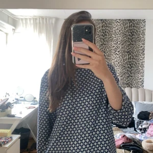 Mönstrad tröja  - Säljer en snygg mönstrad tröja i blått och vitt. Den har trekvartsärmar och en dragkedja i nacken för en cool detalj. Perfekt för både vardag och lite finare tillfällen. Passar bra till jeans eller kjol!