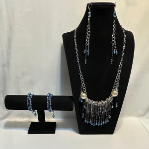 Jewelry A.J.D.Y  - Ett par örhängen och ett par armband plus en halsband handgjorda mycket mycket fint nytt oanvänd 