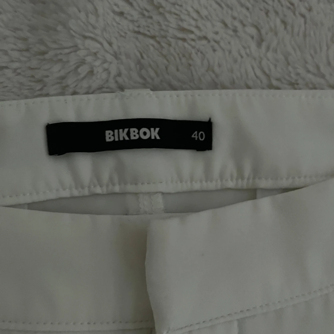 Vita kostymbyxor från BikBok - 90