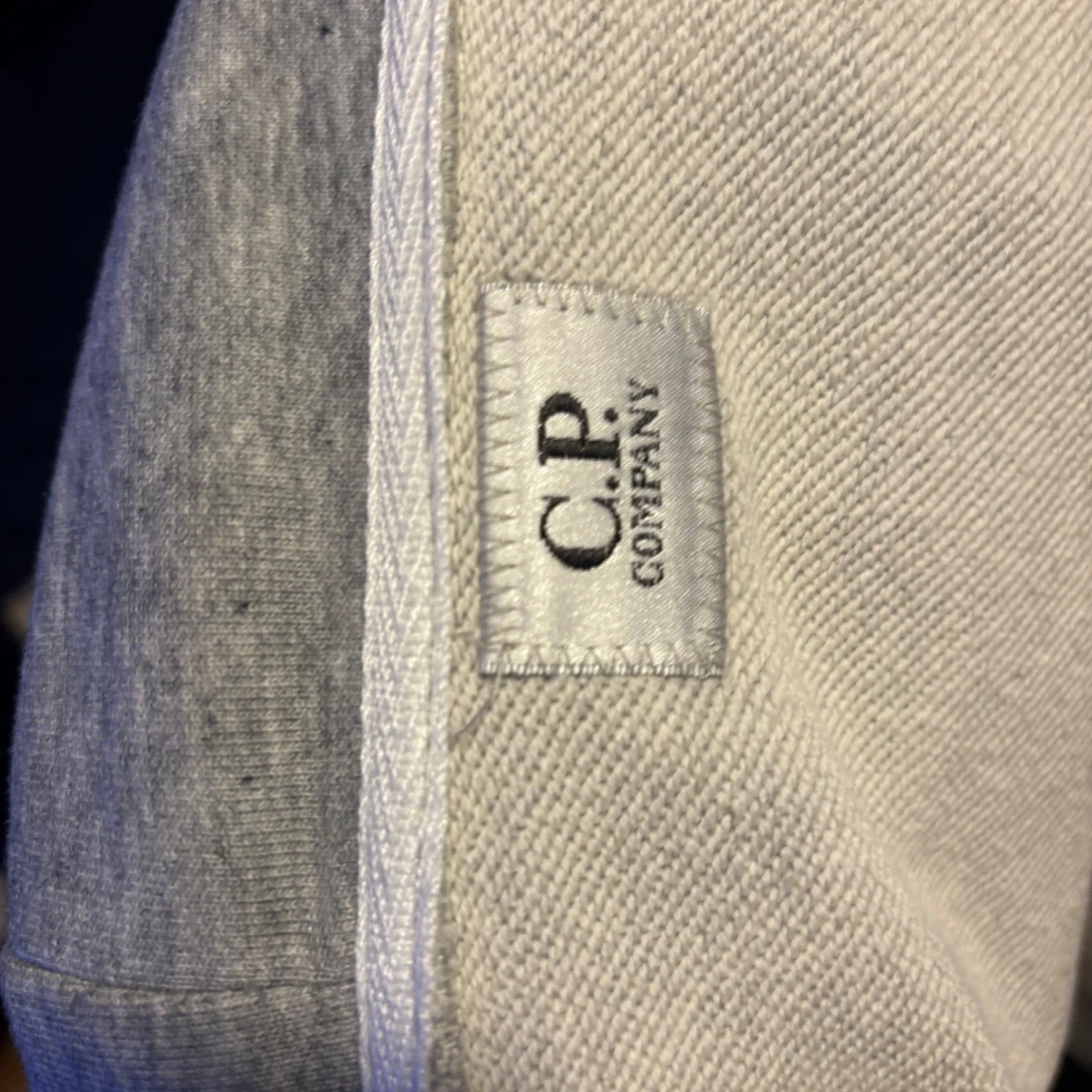 Grå hoodie från C.P. Company - 92