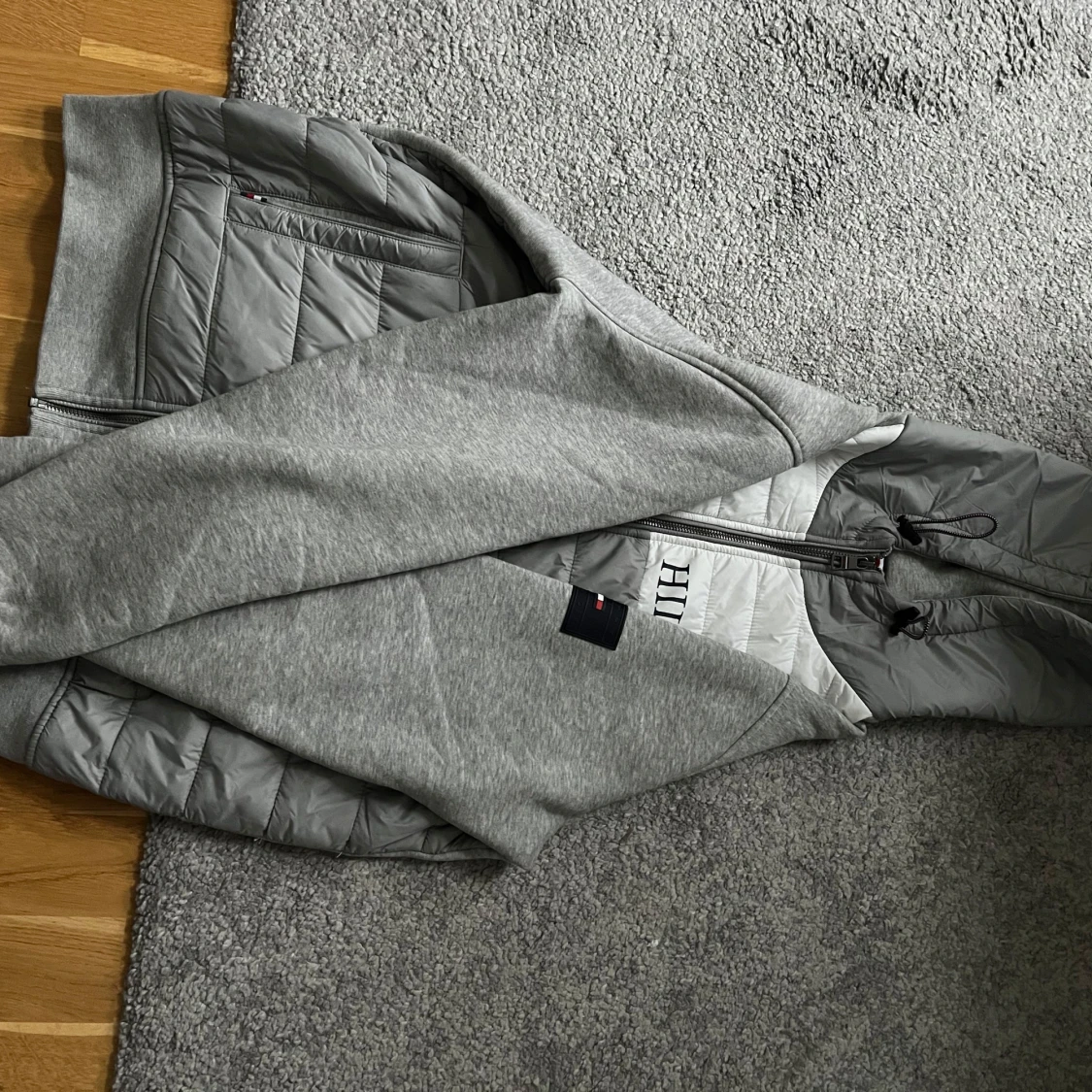 Grå jacka från Tommy Hilfiger - 92