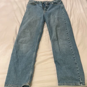 Blå jeans från Carin Wester - Säljer ett par snygga blå jeans från Carin Wester i modellen Claudia. De är högmidjade och har en slim passform med raka ben. Perfekta för både vardag och fest! Tillverkade i 99% bomull och 1% elastan för en skön stretch.