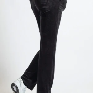 Svarta Juicy byxor - Snygga svarta Juicy byxor i loose fit. Perfekta för höst och vinter med sin mjuka och varma känsla. Byxorna har en klassisk design med hög midja och raka ben, vilket gör dem både bekväma och stilrena. Passar perfekt till både vardag och fest! Pris går att diskutera.