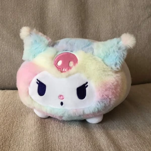 Rainbow Kuromi Plushie - Jättesöt plushie föreställande Kuromi i regnbågsfärger! 🌈 Har endast stått som prydnad så i princip i nyskick. 