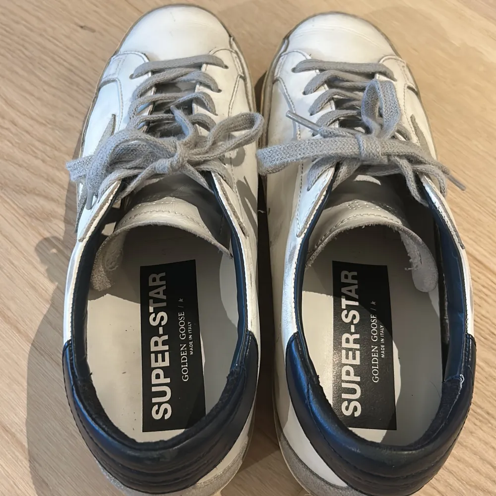 Säljer ett par vita sneakers från Golden Goose i bra skick. De är knappast använda och ända slitningen är på sulans häl.                                          Vad som ingår:                                                               Skorna, boxen, tygpåse, certifikat och digitalt kvitto.                                                                               Skriv om du vill ha mer bilder!. Skor.