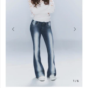 Weekday jeans - Intressekoll på dessa sjukt snygga jeans från Weekday som är slutsålda på hemsidan!! Storlek 31 32, skulle säga att de är storlek S-M. Bilder på storlek 30 32 finns på 3e och 4e sliden och de är hur de sitter på mig som är 170.