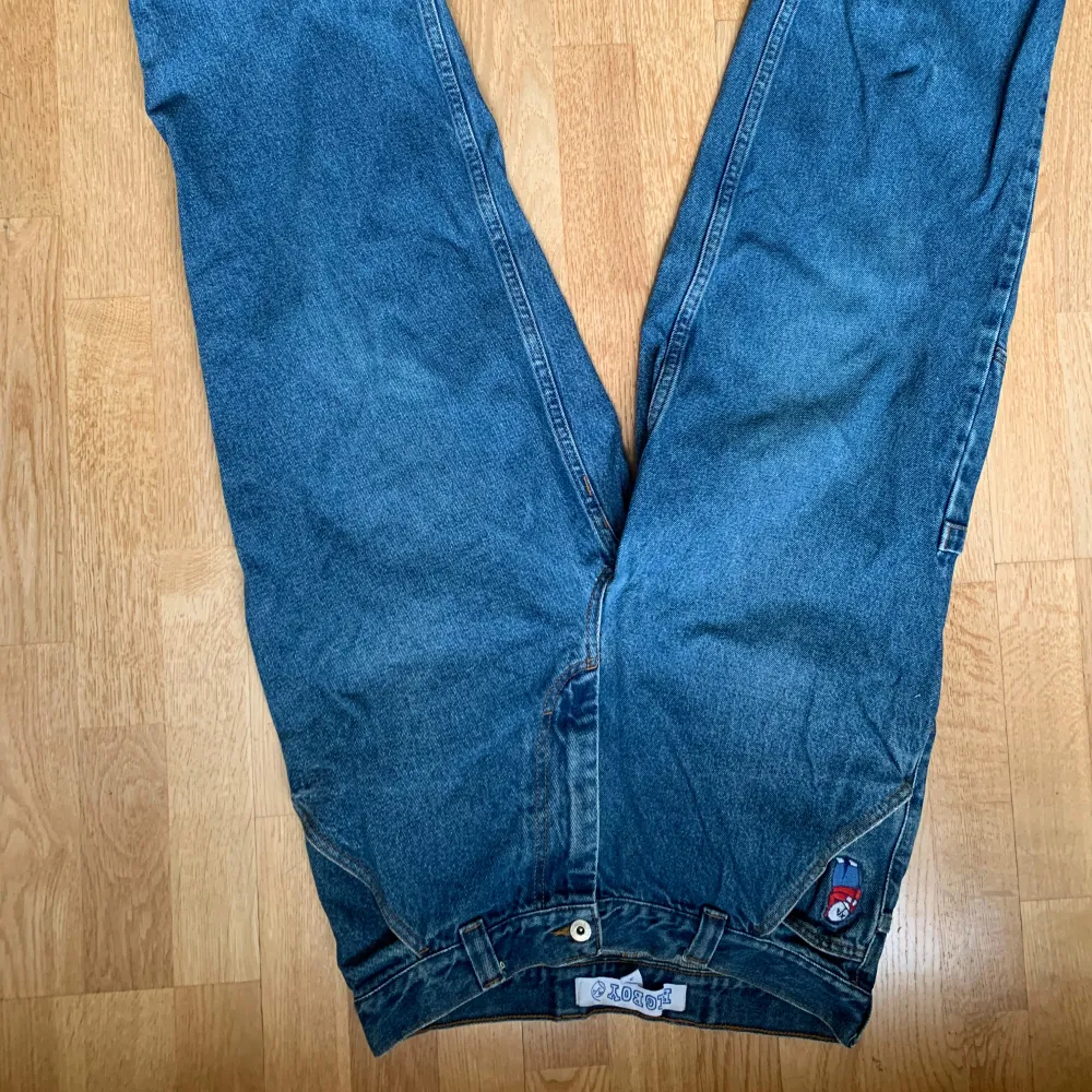 Säljer ett par blå jeans, skate stil,  från Big Boy. De har en loose fit och är i bra skick men ett hål i ena byxbenet längst ner (se bild). Se även mina andra två annonser.. Jeans & Byxor.