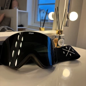Dope sight goggles (Svart) + fodral - Hej, jag säljer mina superfina skidglasögon från Dope! Har använts ett fåtal gånger, är i ett väldigt bra skick. Du får med dig original fodral också!Perfekt julklappstips eller bara för en härligare upplevelse i backen 💕(finns på olika sidor) mvh Nova 