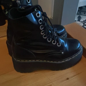 Dr.Martens Jadon Max (riktigt läder) - Original pris: 1835kr (säljer för att dem är för stora). Aldrig använda utomhus. Även impregnerade så dem är säkra att ha i regnet