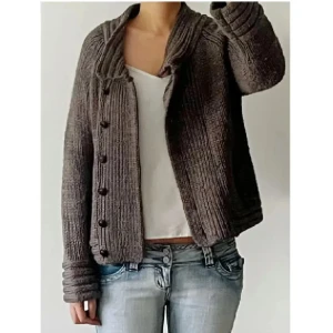 Brun stickad kofta - Säljer en mysig brun stickad kofta med knappar framtill. Koftan är både stilren och bekväm, idealisk för höst och vinter. Använd ett fåtal gånger så i bra skick. Storlek M. Använd gärna KÖP NU om du vill köpa.