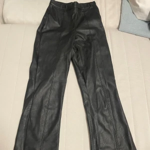 Svarta byxor från Gina Tricot - Snygga svarta skinn byxor från Gina Tricot. Bootcut.  Storlek XXS, högmidjade. 65kr +frakt 