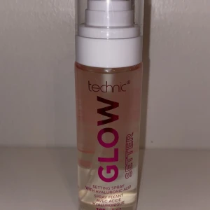 Glow Setter från Technic - Hel ny med tejp på Glow Setter från Technic är en setting spray med hyaluronsyra som ger en strålande finish. Perfekt för att hålla sminket på plats hela dagen. Kommer i en praktisk sprayflaska.