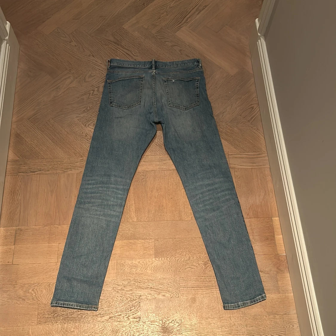 Blå slim jeans från H&M - 29