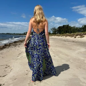 Blå långklänning med paisleymönster - Lägger upp igen pga gratis frakt! Passar s-L